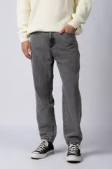 Pantalón de jean gris con efecto lavado, corte mom fit, tiro alto y pierna recta.