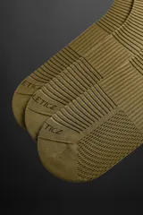 Calcetines deportivos color crema con una franja horizontal negra en el borde superior.