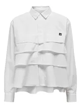 Camisa blanca de corte amplio con cuello clásico, mangas largas y volados frontales.