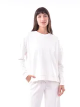 Buzo blanco de corte holgado, con cuello redondo y mangas largas.