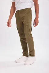 Pantalón cargo azul marino, con múltiples bolsillos y ajuste cómodo.