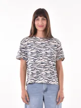 Remera de manga corta con estampado de líneas onduladas en tonos azul y blanco.