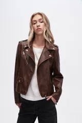 Chaqueta marrón de eco-cuero, corte recto, con cierre asimétrico y cuello solapa.