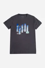 Remera gris de manga corta con cuello redondo y estampado con texto y gráficos en tonos azules.