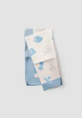 Pañuelo cuadrado de seda color celeste con borde azul y estampado de cerezas, frutillas, lazos y copas de martini.