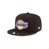 Gorra negra de visera plana marca New Era, con logo bordado de Los Angeles Lakers en el frente y logo de la marca en el lateral.