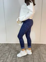Pantalón de vestir azul con estampado floral, corte ajustado y cintura alta.