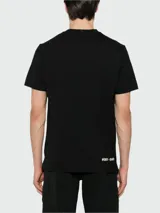 Remera negra de algodón con estampado frontal de la marca Moncler Grenoble en color blanco.