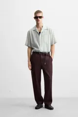 Camisa de hombre relaxed fit con cuello bowling y manga corta, confeccionada en tejido fluido con mezcla de viscosa a rayas verticales en tonos verde y blanco.