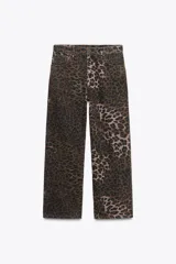 Pantalón de jean de tiro medio con estampado animal color marrón y negro.