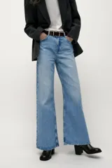 Pantalón de jean celeste de corte ancho, tiro alto y cinco bolsillos.