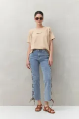 Remera color beige de manga corta con bordado frontal con la frase “L’amour toujours”.