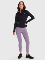 Chaqueta deportiva negra de tela suave con cierre frontal, cuello alto, bolsillos laterales con cierre y orificios para los pulgares en los puños.