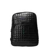 Mochila negra con diseño acolchado de cuadrillé y logo metálico en la parte inferior. Cuenta con un bolsillo frontal con cierre y dos compartimentos principales con cierre. Tiene correas ajustables para los hombros y asa superior para llevar en la mano.