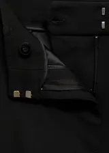 Pantalón negro de corte recto y cintura alta, con pinzas delanteras.