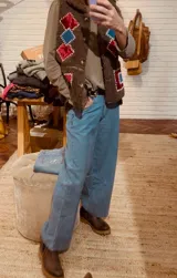 Pantalón de jean celeste de corte ancho, con bordado en el bolsillo trasero.