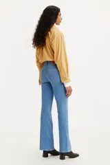 Pantalón de jean de tiro alto, corte ajustado en la cadera y muslo, y bota acampanada.