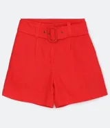 Short azul marino de lino con cinturón de hebilla cuadrada forrada y pliegues delanteros.