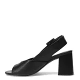 Sandalias de cuero color nude con punta abierta, taco cuadrado y pulsera con hebilla ajustable.