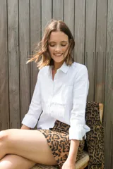 Minifalda marrón con estampado animal print de leopardo, corte recto y cierre trasero.