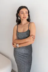 Vestido largo color gris topo, ajustado al cuerpo, con breteles finos y escote recto.