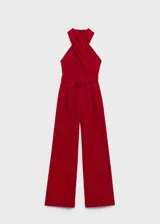 Mono largo color rojo con escote halter cruzado, cinturón con hebilla y pantalón palazzo.