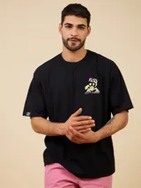 Remera blanca de algodón con calce relaxed y estampado pequeño en el pecho.