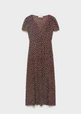Vestido midi marrón con estampado de lunares blancos, escote en V y mangas cortas.