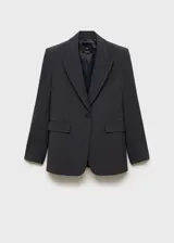 Chaqueta gris con estampado de micro pata de gallo, cuello con solapa, cierre de botón frontal, dos bolsillos delanteros con ribete y solapa, manga larga abotonada y forro interior.