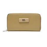 Billetera tipo fichero con cierre perimetral, color beige claro con textura de cuero granulado. Presenta un aplique rectangular central con el logo "XL" en metal plateado.