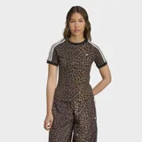 Remera Adidas de corte slim fit con cuello redondo y mangas cortas. Diseño con estampado de leopardo y las tres tiras clásicas de Adidas en color blanco sobre los hombros.