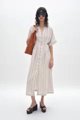 Vestido midi de rayas verticales color beige y negro, con cuello solapa, escote pico, manga corta y cierre frontal con botones.