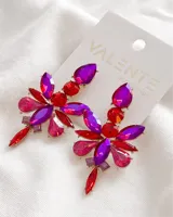 Aros colgantes con forma de flor, con incrustaciones de gemas de fantasía en tonos fucsia, rojo y violeta.
