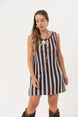 Vestido corto tejido con escote bote y mangas sisa, a rayas verticales color celeste y marrón.