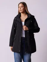 Campera impermeable color beige, marca Weatherproof, con capucha desmontable, cierre central oculto con botones a presión, bolsillos laterales con cierre y corte a la altura de la cadera.