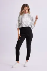 Calza negra de gamuza con cintura alta y corte ajustado.