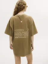 Remera color marrón con estampado de una lata y texto en blanco. Corte cuadrado y básico, hecha en algodón con textura tipo gastada.