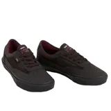 Championes Vans Skate Curren Caples color marrón con detalles en negro y rojo.