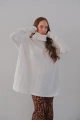 Conjunto deportivo verde oliva de tejido texturizado con cuello alto y logo en la manga.
