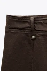 Pantalón de jean azul oscuro, de tiro alto y corte wide leg.