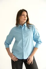 Camisa celeste de corte clásico con bolsillo en el pecho y botones al tono.