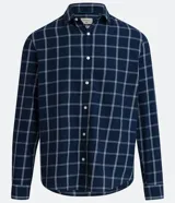 Camisa de franela a cuadros color negro, con botones blancos y mangas largas.
