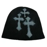 Gorro de lana negro con tres cruces grises estampadas en el frente.