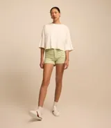 Short de sarga negro con cintura alta, bolsillos delanteros y traseros.