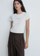 Remera blanca de algodón con cuello redondo y logo 'Mango' bordado en color dorado en el pecho.