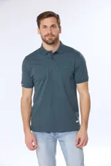 Remera polo piqué lisa color salmón, con cuello en rib y botones personalizados.