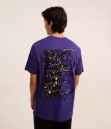 Remera masculina de algodón color violeta, corte comfort, cuello redondo y manga corta. Estampa con dos caras sonrientes en el lateral izquierdo del pecho.