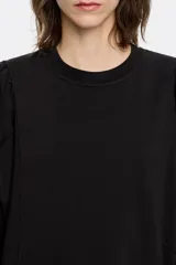Vestido midi de corte línea A con vuelo, confeccionado en bimateria. Presenta escote caja, mangas cortas con volumen y detalles de encaje en las costuras de la falda. De fitting estándar.