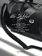 Bolso duffel negro de cuero sintético con logo de ancla bordado en rosa. Tiene doble asa de mano reforzada, correa de hombro regulable y desmontable, cierre superior con doble cremallera y tres bolsillos (dos exteriores y uno interior).