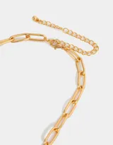 Collar dorado con cadena de eslabones rectangulares y dije de corazón con cierre mosquetón.